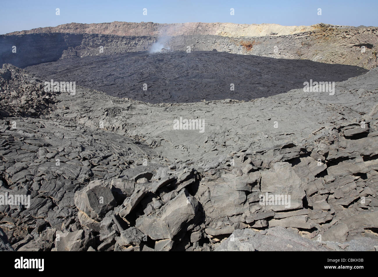 30. Januar 2011 - Nord Kraterboden mit basaltischen Lavaströmen bedeckt Erta Ale Vulkan, Danakil-Senke, Äthiopien. Stockfoto