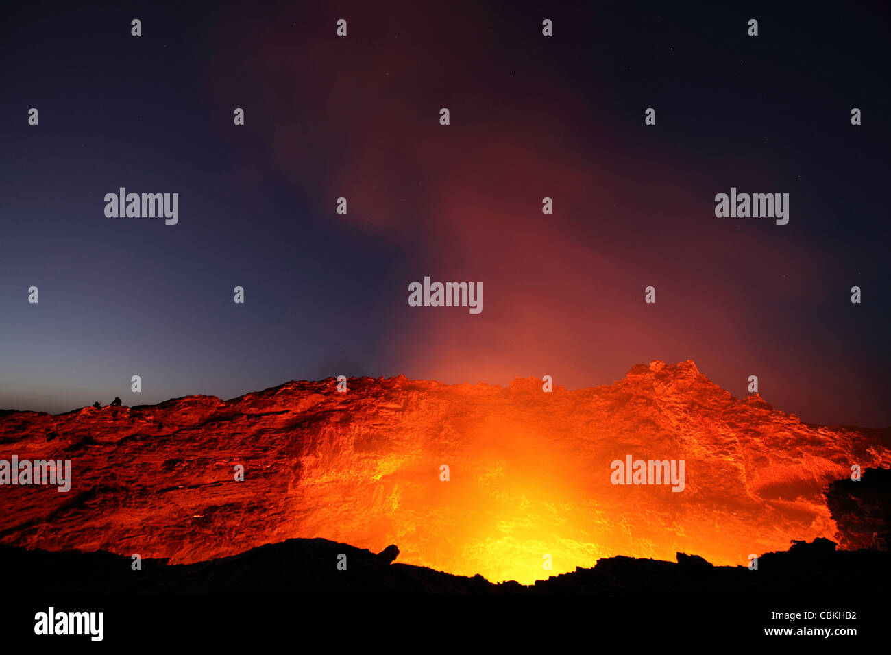 30. Januar 2011 - Lavasee leuchtenden Wände der Grube Krater bei Einbruch der Dunkelheit, Erta Ale Vulkan, Danakil-Senke, Äthiopien. Stockfoto