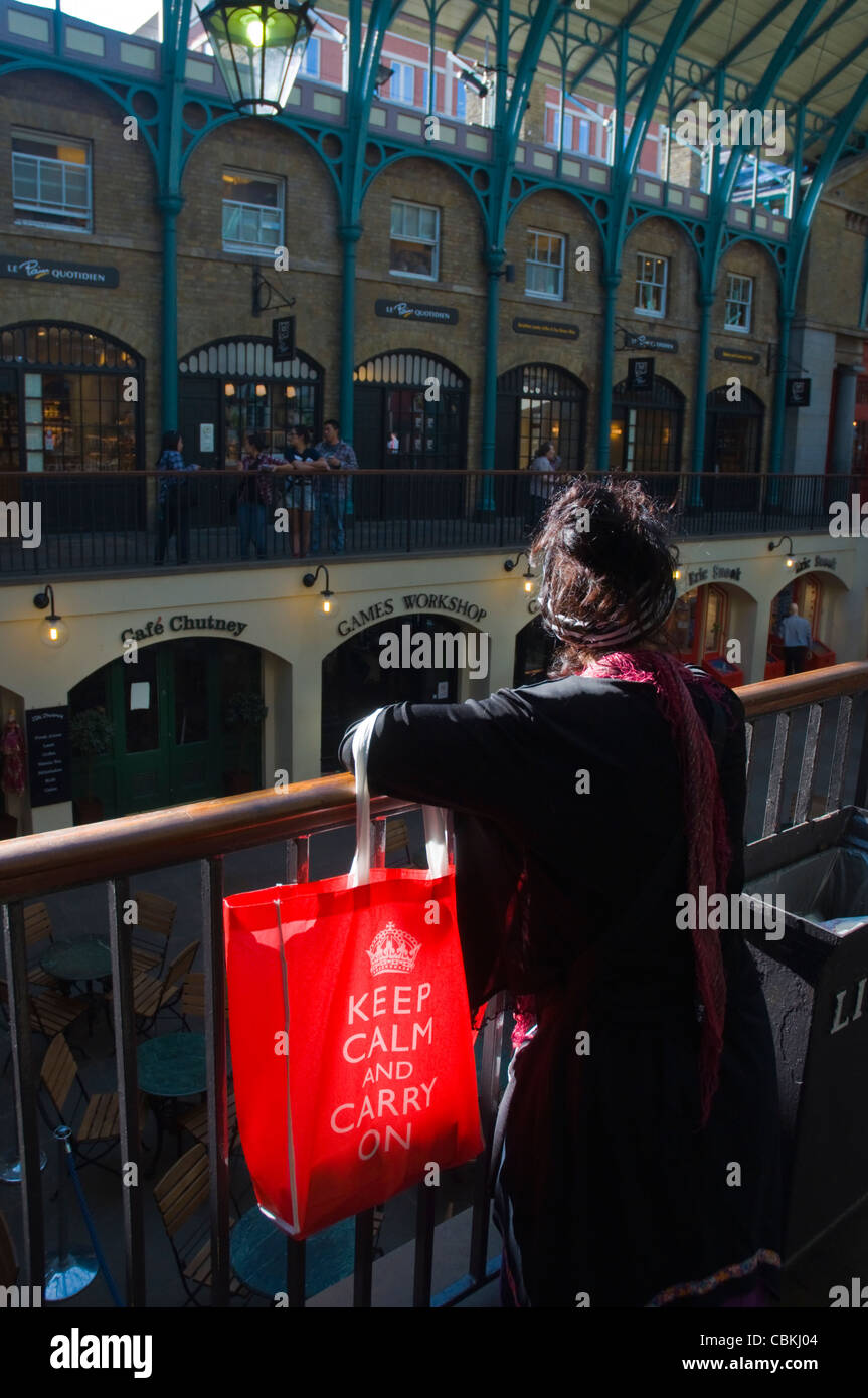 Frau mit einem Keep Calm and Carry On Bag Stadtteil Covent Garden London England UK Europe Stockfoto