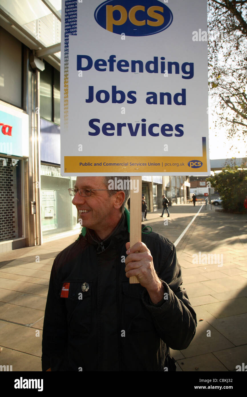 Markante Gewerkschaftsmitglied bei einer Demonstration in Swindon Protest gegen geplante öffentliche Rente schneidet. Stockfoto