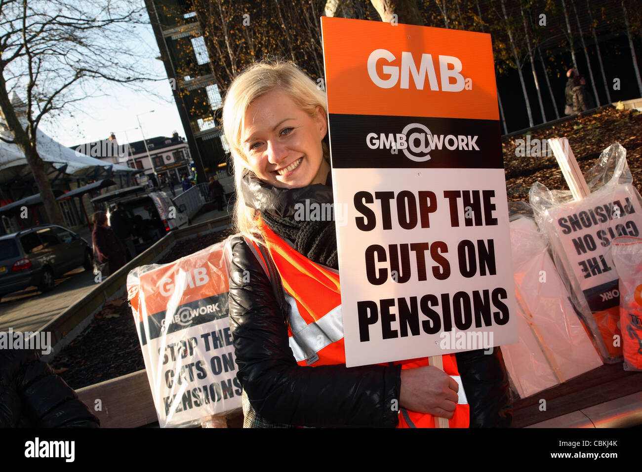 Markante Gewerkschaftsmitglied bei einer Demonstration in Swindon Protest gegen geplante öffentliche Rente schneidet. Stockfoto