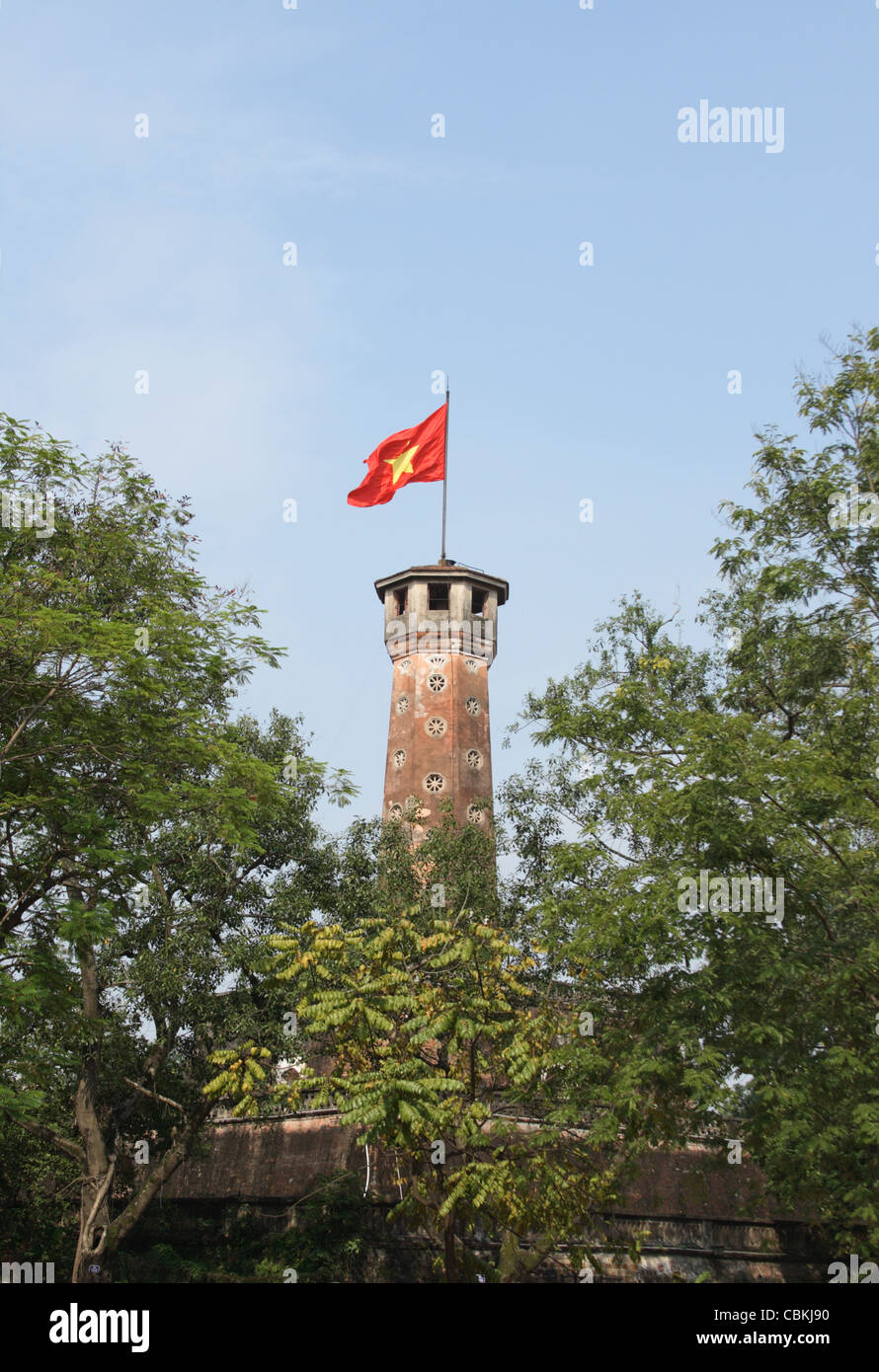 Vietnamesische Fahnenschwingen vom Kinderbett Co Flagge Turm, Hanoi Stockfoto