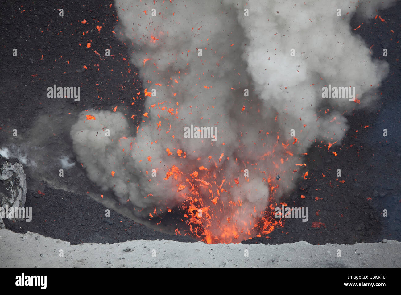 29. Mai 2010 - Explosive strombolianische Eruption von Vent im Gipfelkrater, Vulkan Yasur, Insel Tanna, Vanuatu. Stockfoto