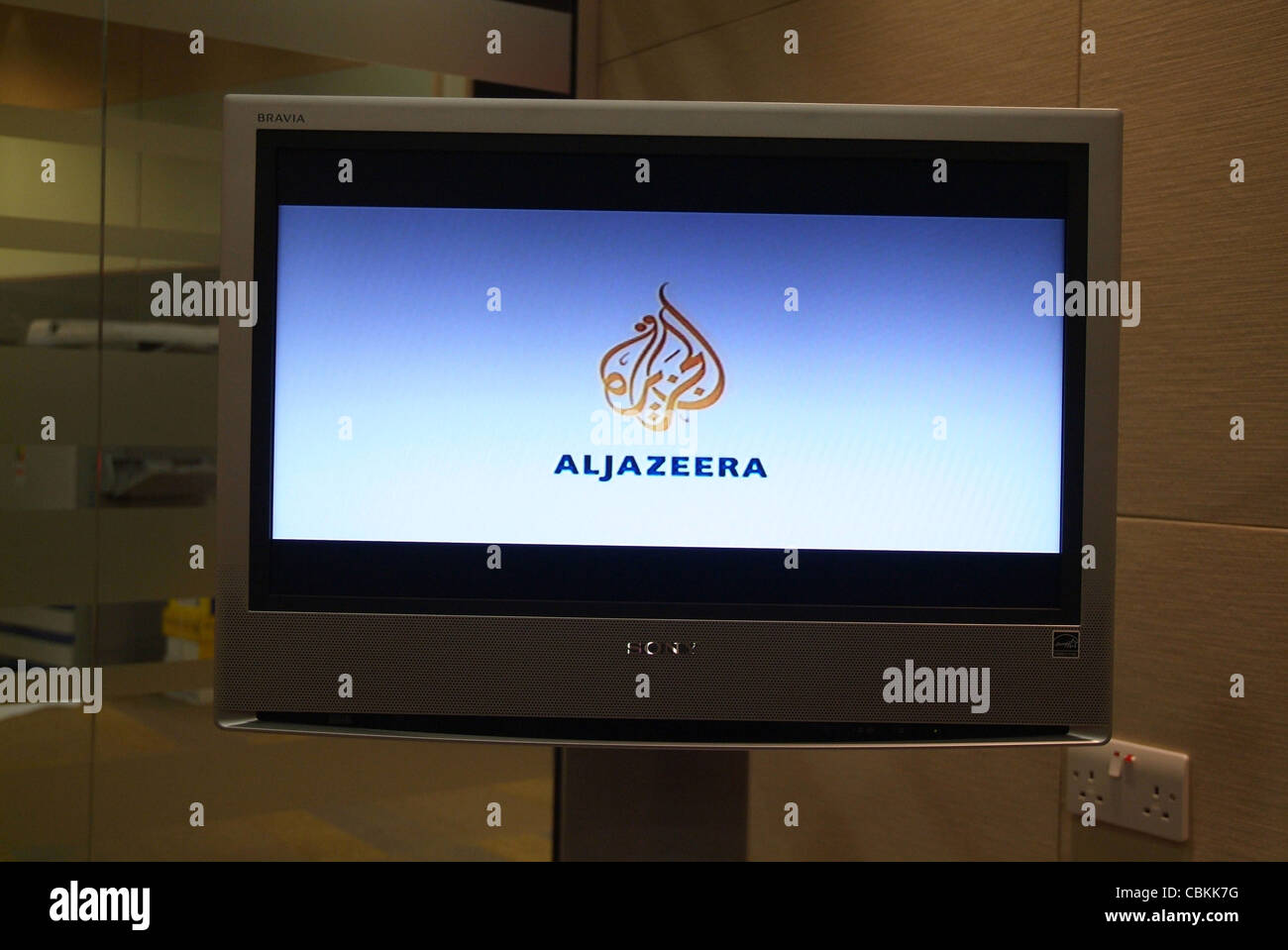 Doha, Katar--23. Oktober 2006--erscheint das Logo des neuen Al Jazeera Englisch Channel als es im Fernsehen. Stockfoto