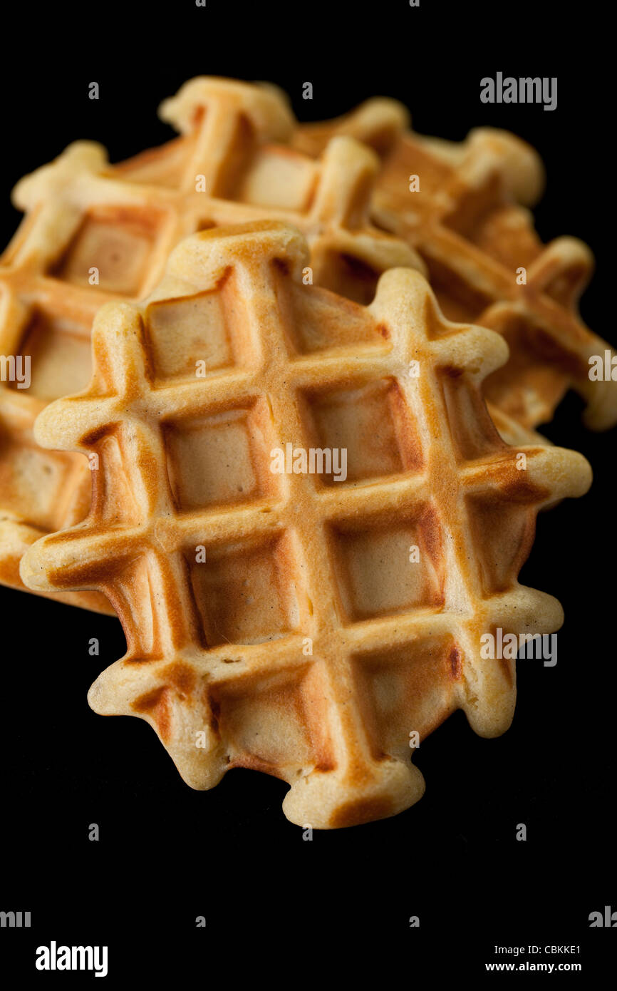 ein Close Up einige hausgemachten Waffeln auf einem schwarzen Hintergrund Stockfoto