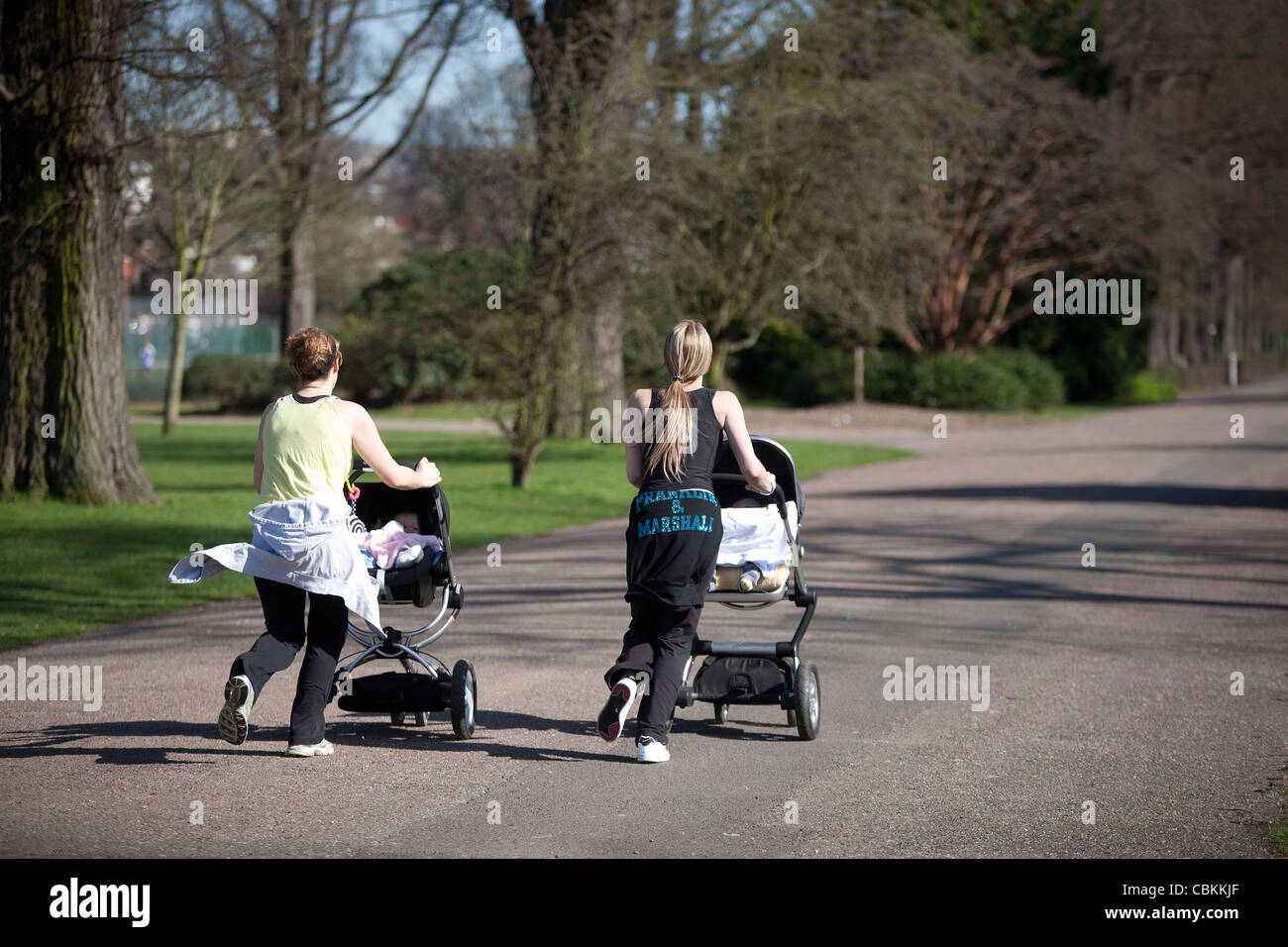 Junge Mütter mit Joggen es Babys im Kinderwagen. Bild von James Boardman. Stockfoto