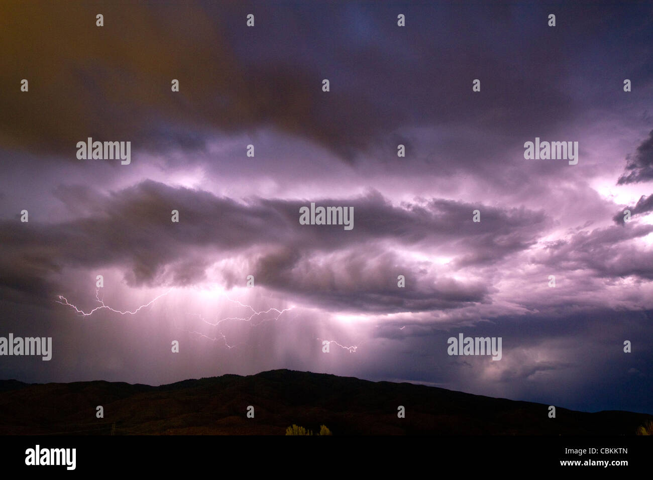 Blitzschlag bei einem Gewitter am ersten Tag des Sommers in Boise, Idaho, USA. Stockfoto