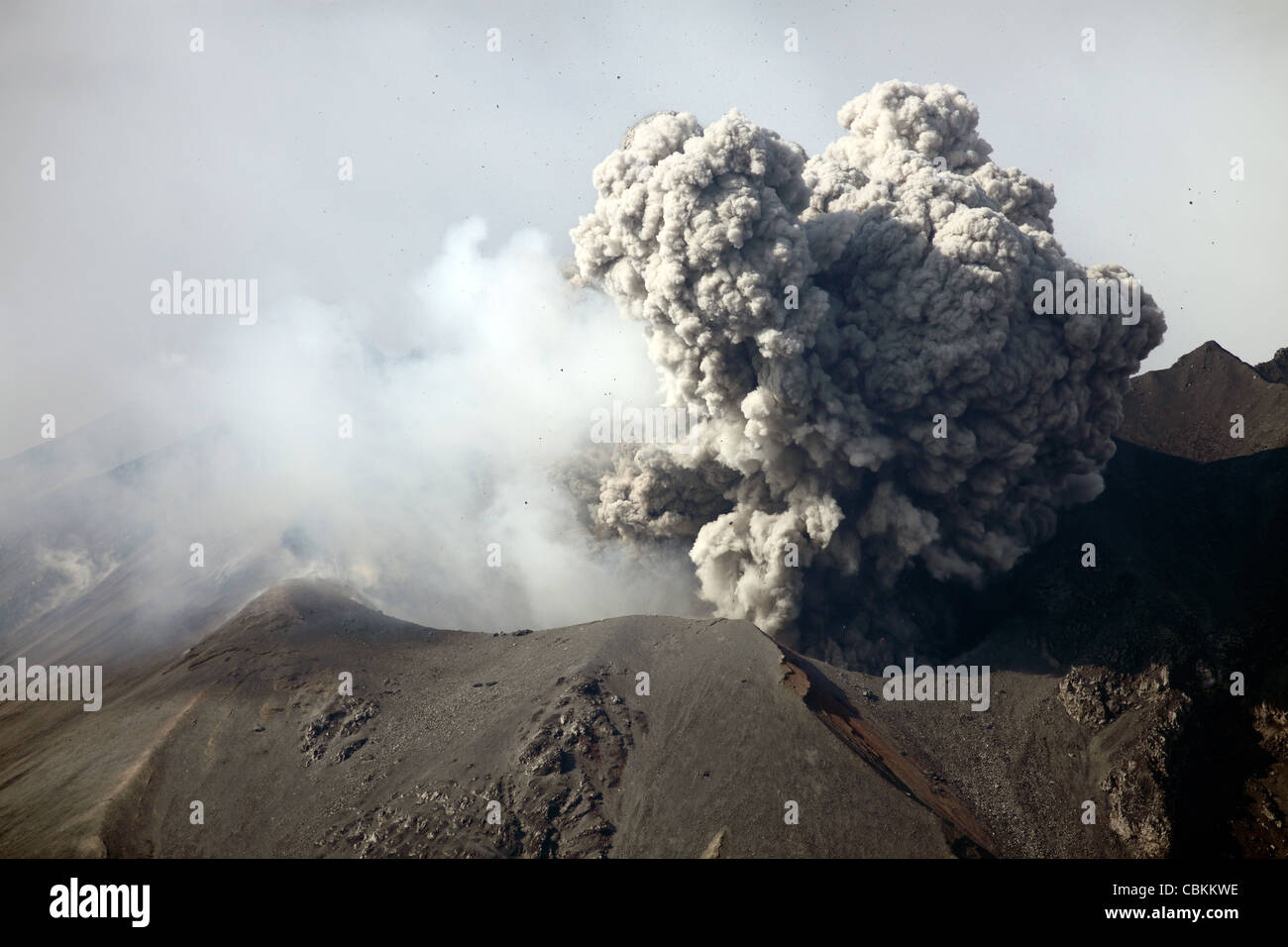 28. Dezember 2009 - Ash cloud nach explosiven vulkanianische Eruption, Vulkan Sakurajima, Japan. Stockfoto