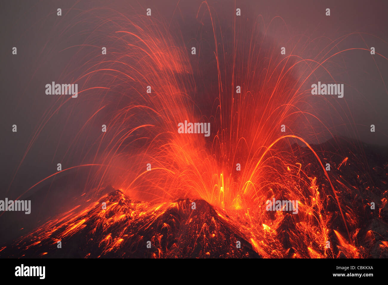 Leistungsstarke explosive vulkanianische Eruption in der Nacht mit glühenden Lava-Bomben, die Auswirkungen auf die Piste, Vulkan Sakurajima, Japan beobachtet. Stockfoto