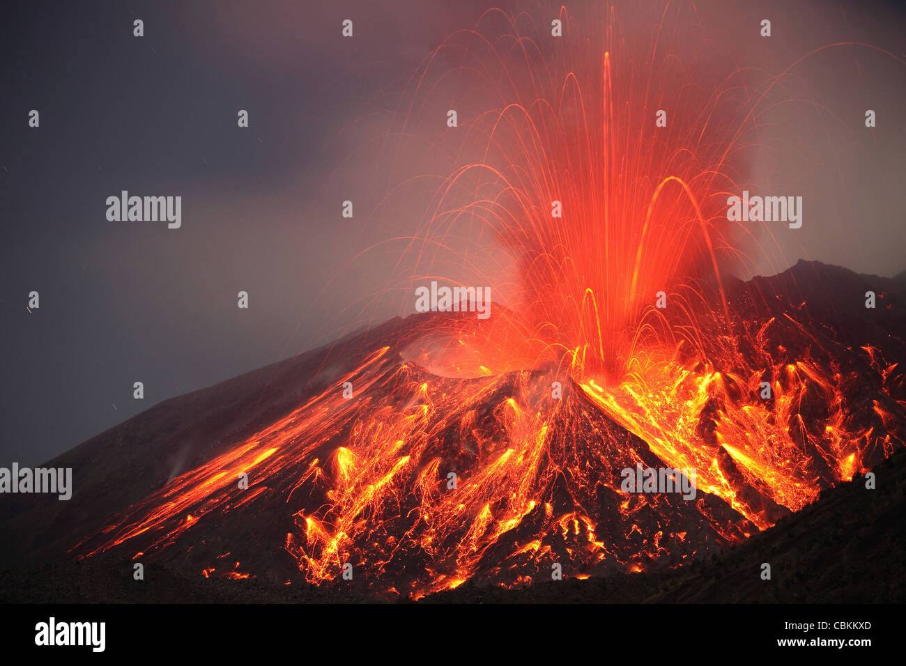 1. Januar 2010 - Explosive vulkanianische Eruption von Lava Vulkan Sakurajima, Japan. Stockfoto