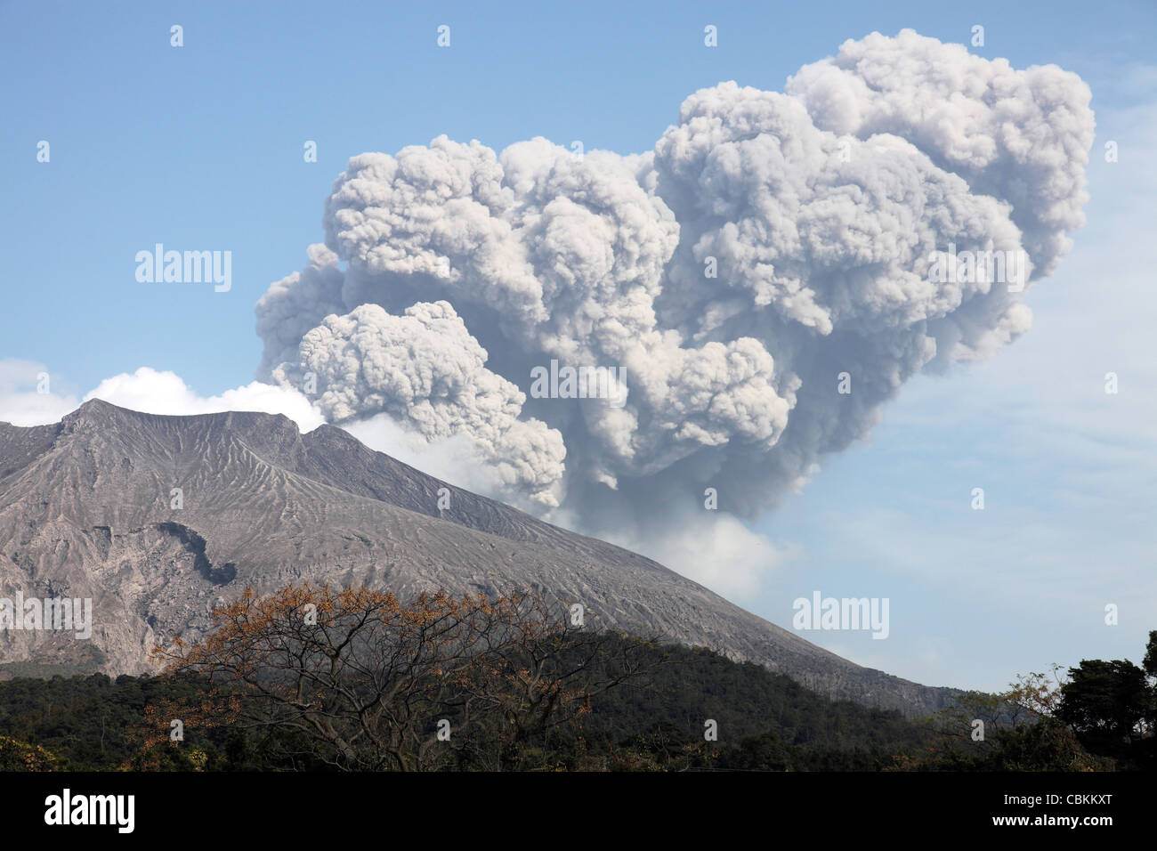 2. Januar 2010 - Ash cloud nach explosiven vulkanianische Eruption, Vulkan Sakurajima, Japan. Stockfoto