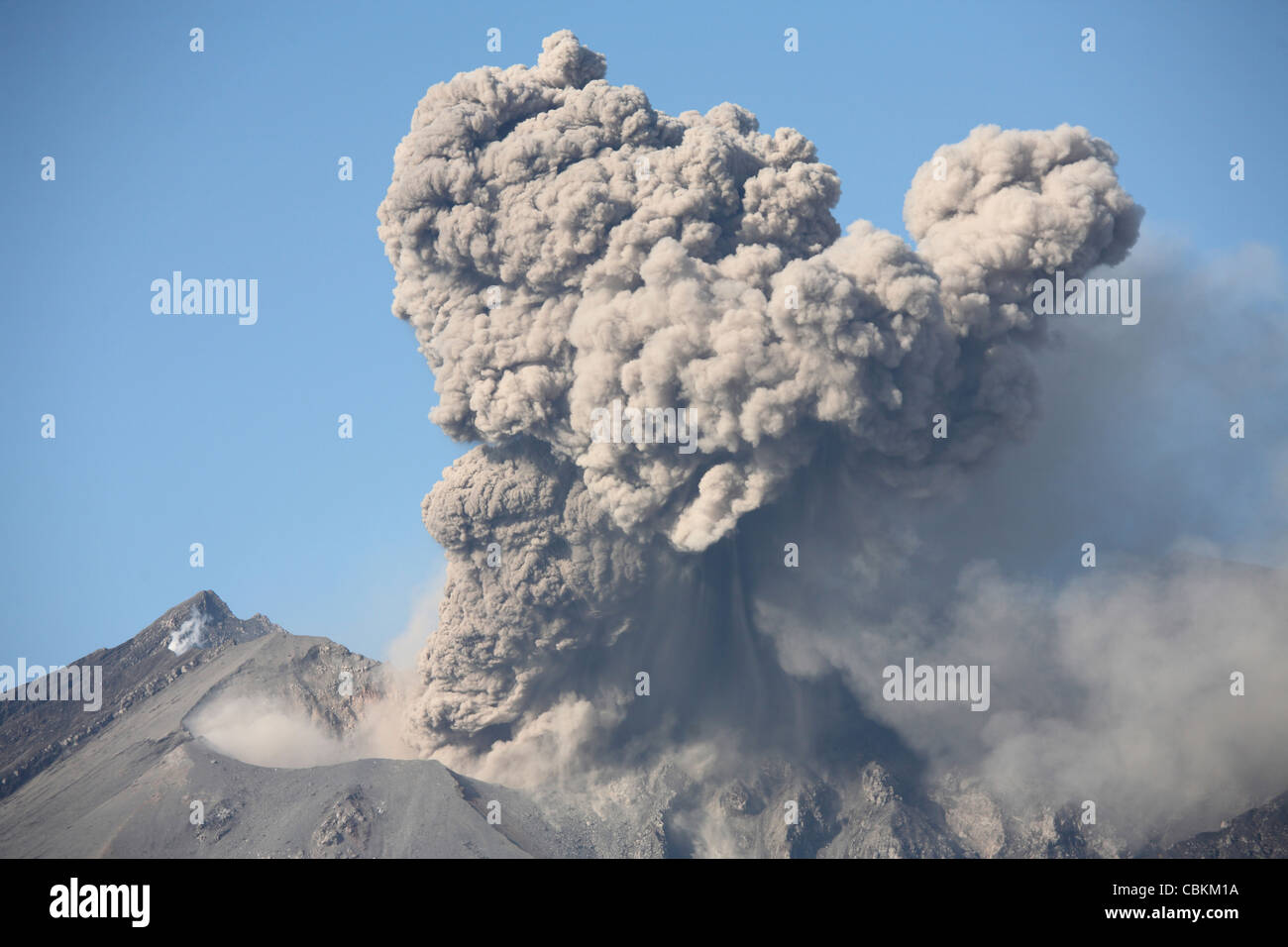 4. Januar 2010 - Ash cloud nach explosiven vulkanianische Eruption, Vulkan Sakurajima, Japan. Stockfoto