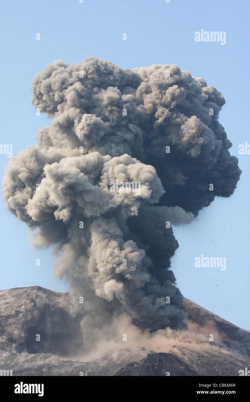 19. Mai 2008 - Ash cloud vulkanianische Eruption des Anak Krakatau Vulkan, Sunda-Straße, Java, Indonesien. Stockfoto