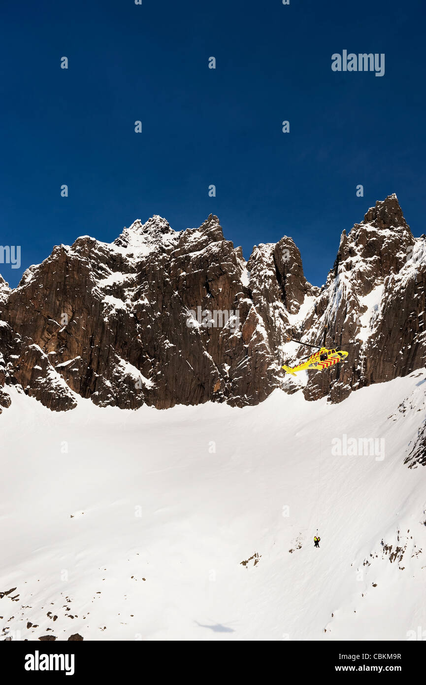 Rettungshubschrauber im norwegischen Bergen. Stockfoto