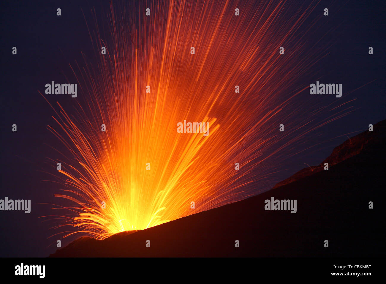 Lava-Bombe-Trajektorien sichtbar bei nächtlichen vulkanianische Eruption des Anak Krakatau Vulkan. Stockfoto