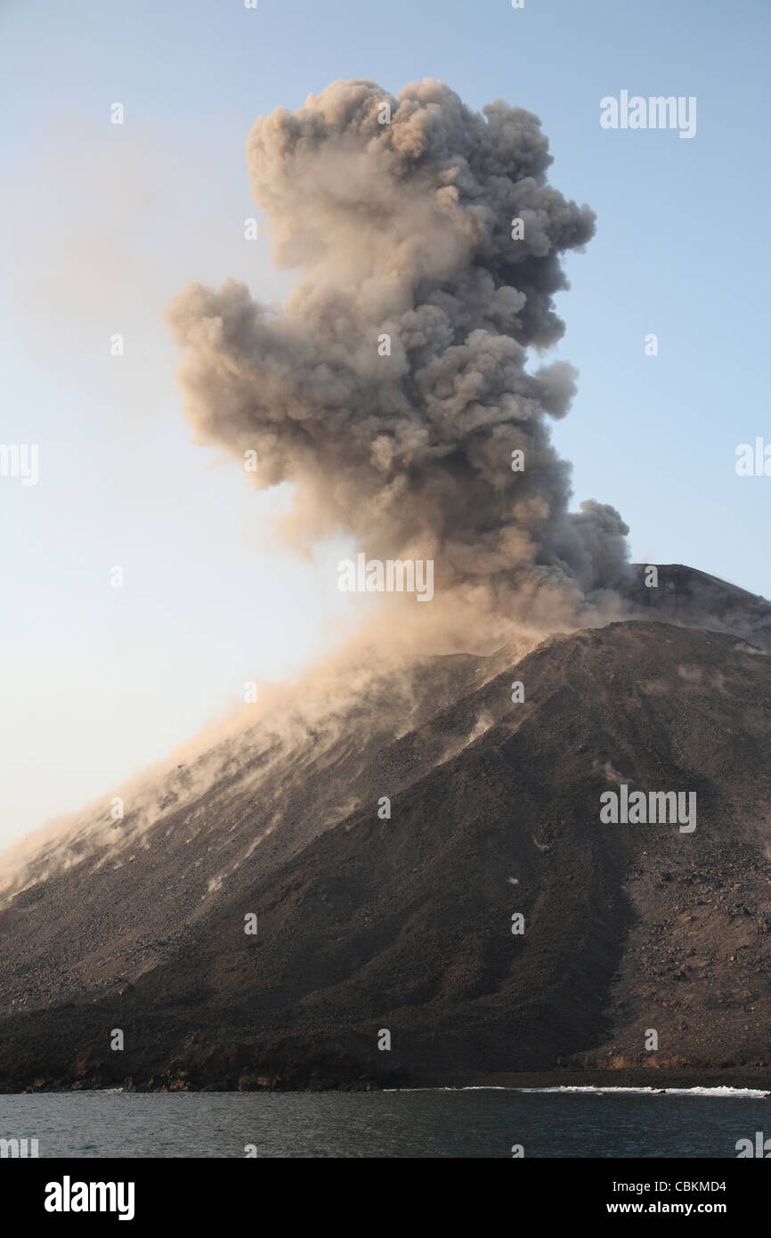 Starke strombolianische / vulkanianische Eruption des Anak Krakatau Vulkan, Sunda-Straße, Java, Indonesien. Stockfoto