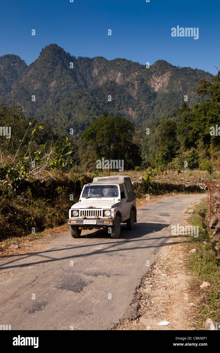 Indien, Arunachal Pradesh, Pasighat, Maruti Suzuki Jimny fahren auf schlechten Straßen durch Ausläufer des Himalaya Stockfoto