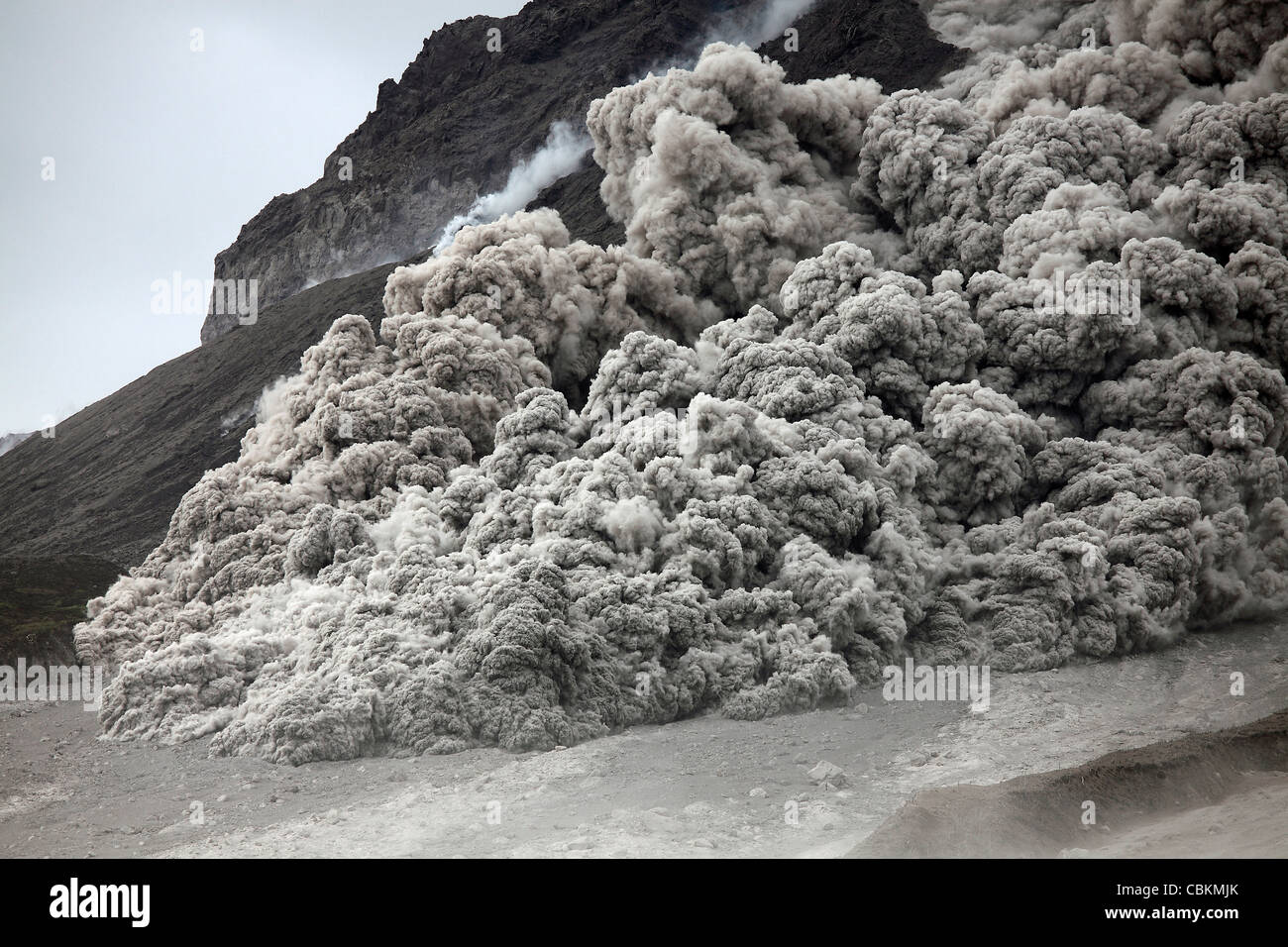 Glutlawine absteigend die Flanke des Vulkans Soufrière Hills. Stockfoto