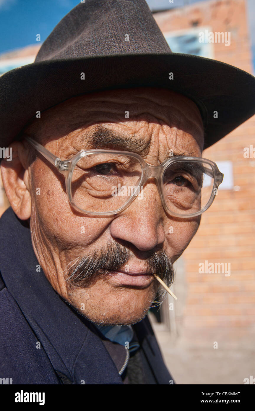 Porträt eines alten Mannes der kasachischen der Altai-Region von Bayan-Ölgii in der westlichen Mongolei Stockfoto