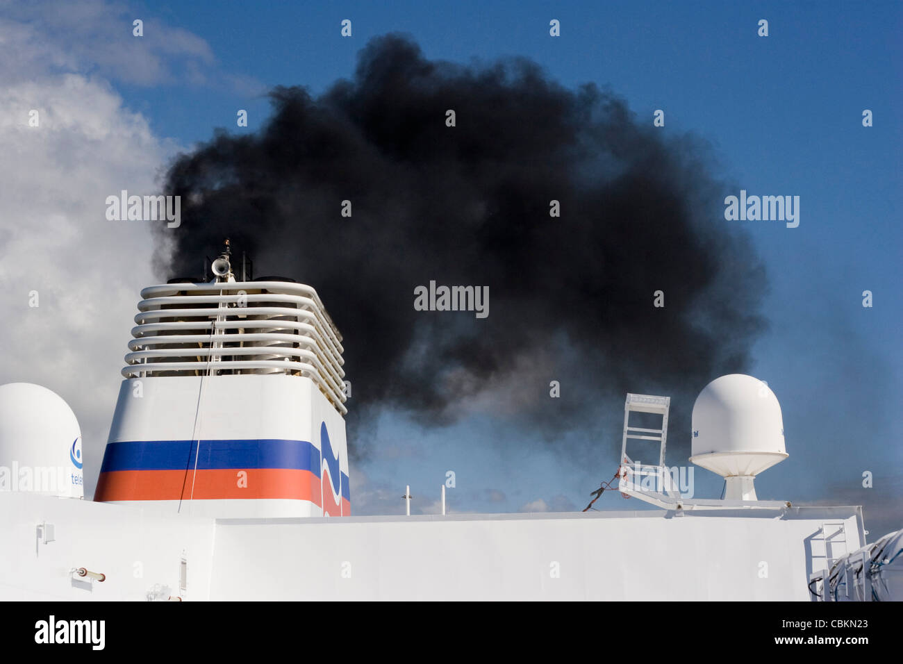 Wehenden Schwarzen Rauch Aus Dem Trichter Von Einem Grossen Boot Fahre Mit Blauen Himmel Im Hintergrund Stockfotografie Alamy