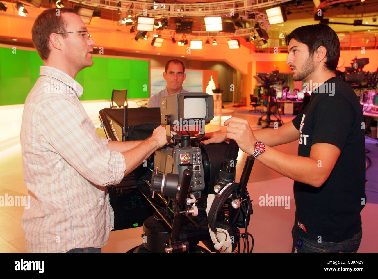 Die Szene in der Nachrichtenredaktion-Studios von Al Jazeera Englisch 24-Stunden TV-Sender in Doha. Stockfoto