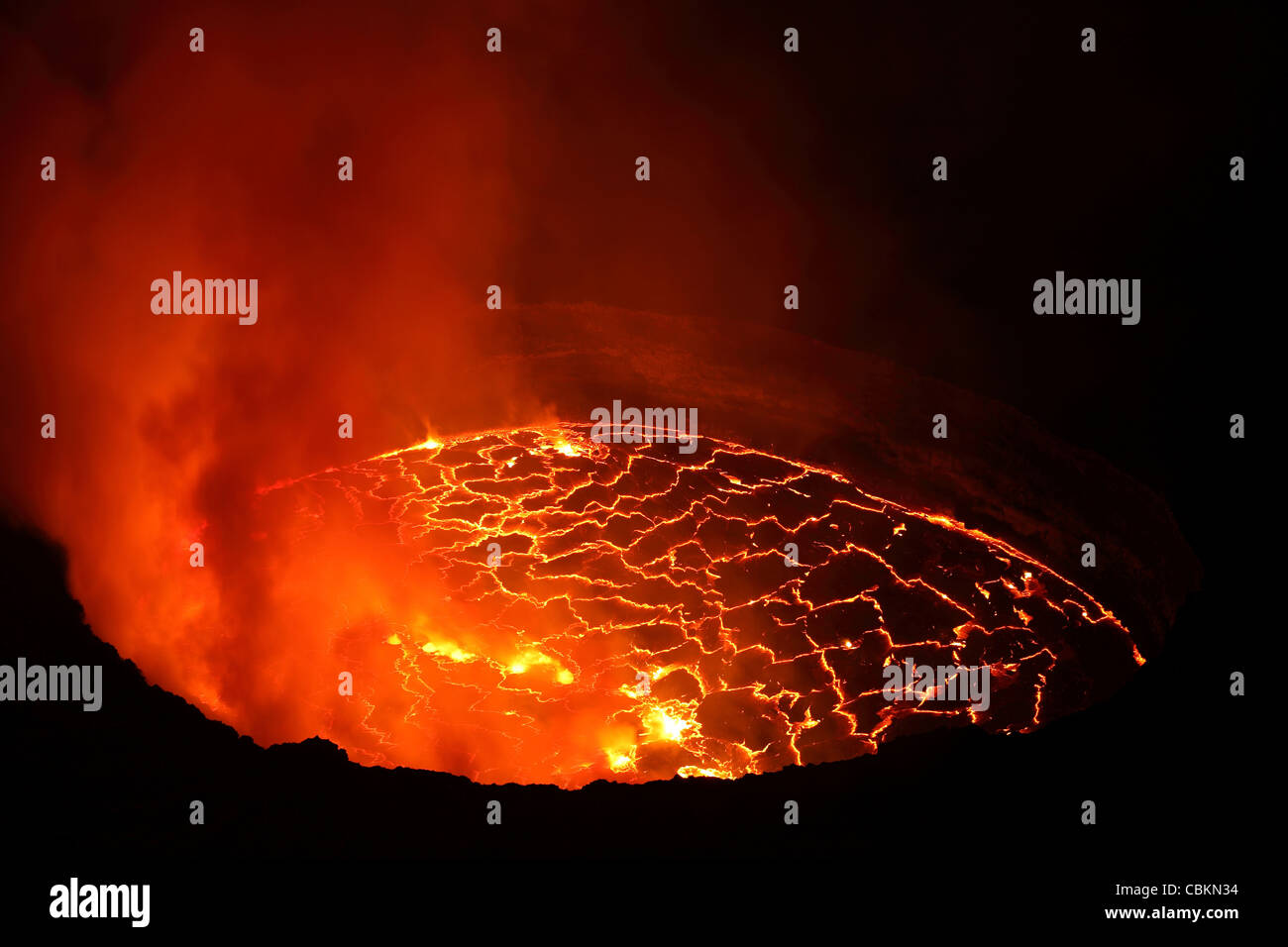 21. Januar 2011 - Nacht Ansicht des Lavasees in Grube Krater, Vulkan Nyiragongo, demokratische Republik Kongo. Stockfoto