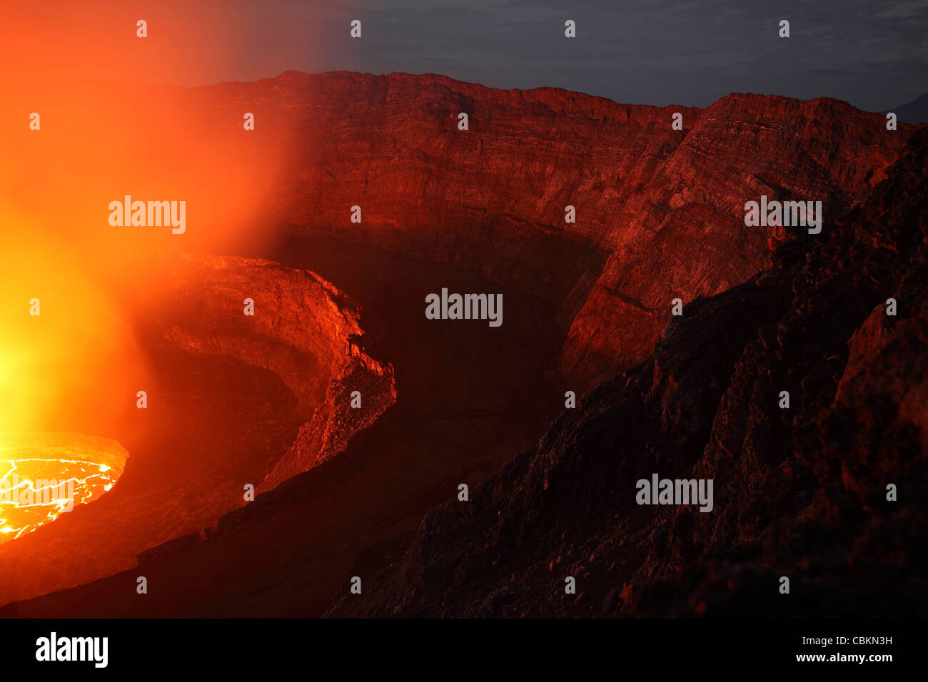 21. Januar 2011 - Nacht Blick auf Gipfel Caldera mit Lavasee, Vulkan Nyiragongo, demokratische Republik Kongo. Stockfoto