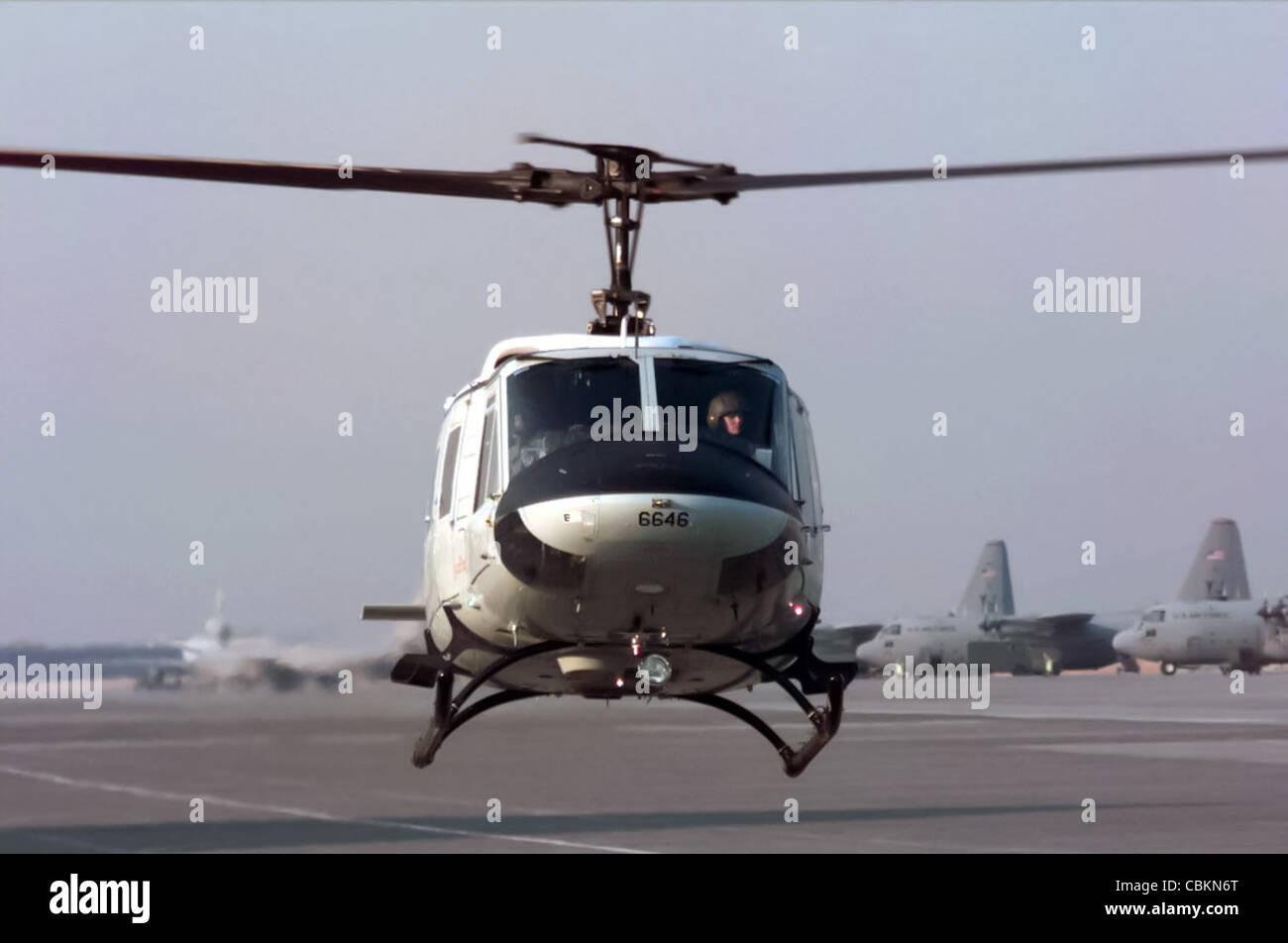 Der 1. Leutnant Destry R. Hill und Co-Pilot Capt Brandi S. Barham, beide Mitglieder des 459. Luftlift-Geschwaders, starten zu einer Mission mit einem UH-1N Hubschrauber auf der Yokota Air Base, Japan. Die Mission der 459. AS ist es, Unterstützung für Luftaufzug, medizinische Evakuierung und Sicherheit im Pazifik-Theater zu bieten. Stockfoto