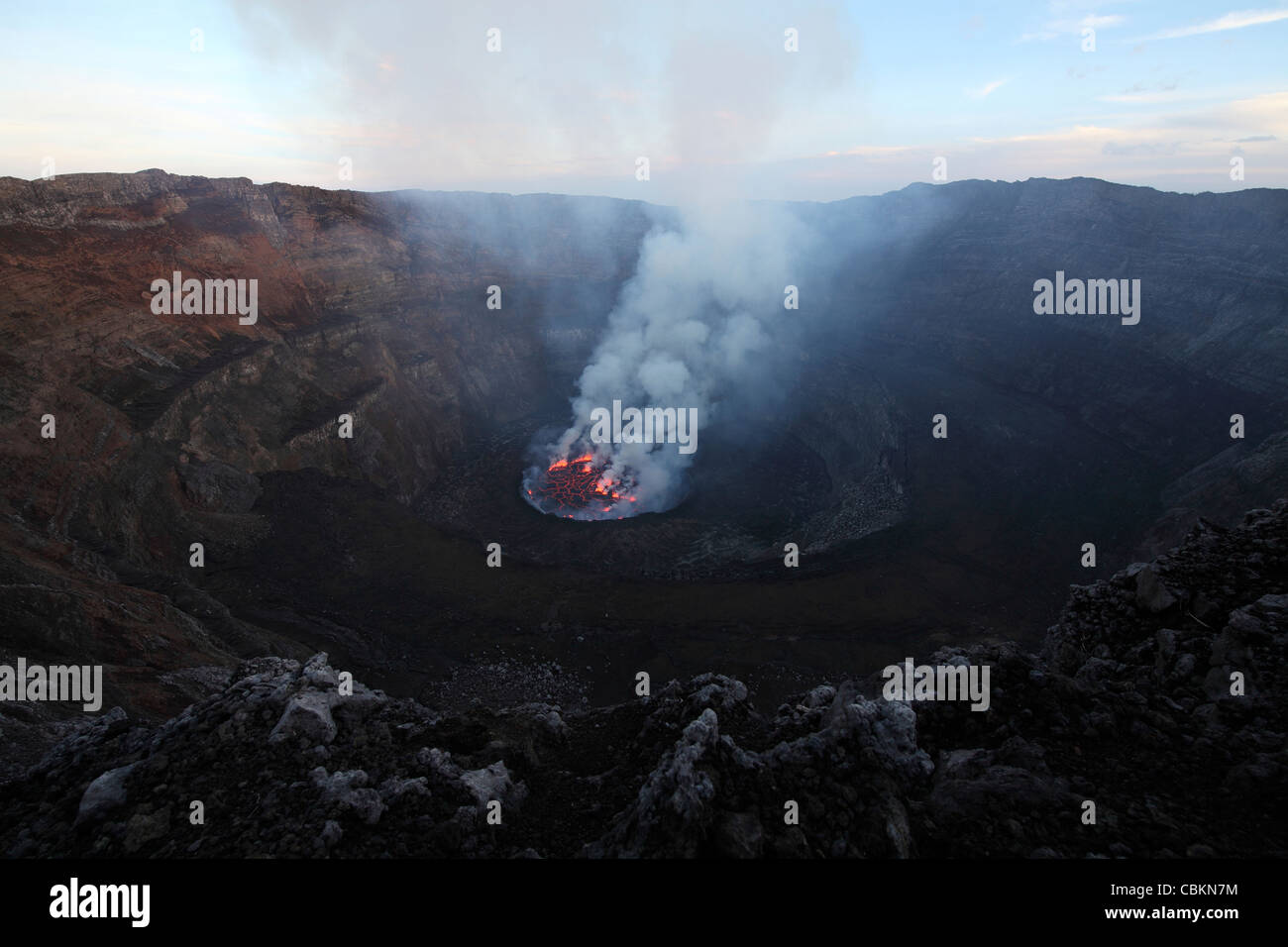 22. Januar 2011 - Lavasee im Boden des Gipfels Caldera, Vulkan Nyiragongo, demokratische Republik Kongo. Stockfoto