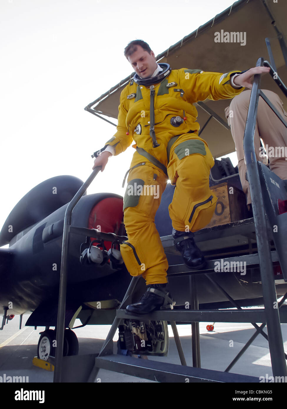 SÜDWESTASIEN -- Capt. Jeffrey Wright verlässt eine U-2 Dragon Lady nach einem Flug am 5. Februar. Die U-2 ist ein hoch aufstrichiges, multiintelligentes Aufklärungsflugzeug, das über 70,000 Fuß fliegen kann. Der Jet liefert nahezu Echtzeit-Bilder und sendet Informationen an Kriegsjäger und nationale Behörden. Captain Wright ist ein U-2-Pilot mit dem 9th Expeditionary Reconnaissance Squadron und wird von der Beale Air Force Base, Kalifornien, eingesetzt. Stockfoto