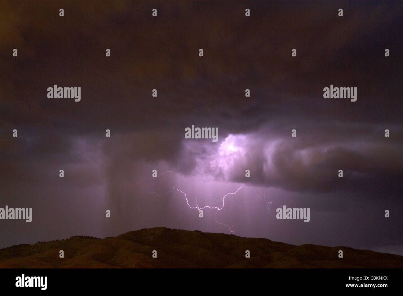 Blitzschlag bei einem Gewitter am ersten Tag des Sommers in Boise, Idaho, USA. Stockfoto