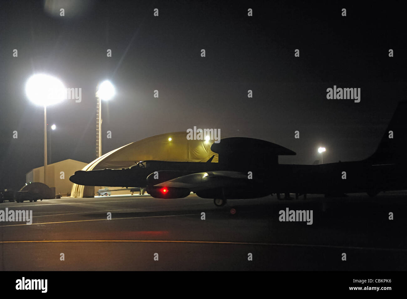 Maj. Patrick Hudson taxis ein U-2 Flugzeug zu einem Parkplatz 24. August auf einem Flugplatz in Südwestasien. Major Hudson ist dem 99. Expeditionary Reconnaissance Squadron zugeordnet und hat seine 1.000ste Flugstunde in der U-2 absolviert. Stockfoto