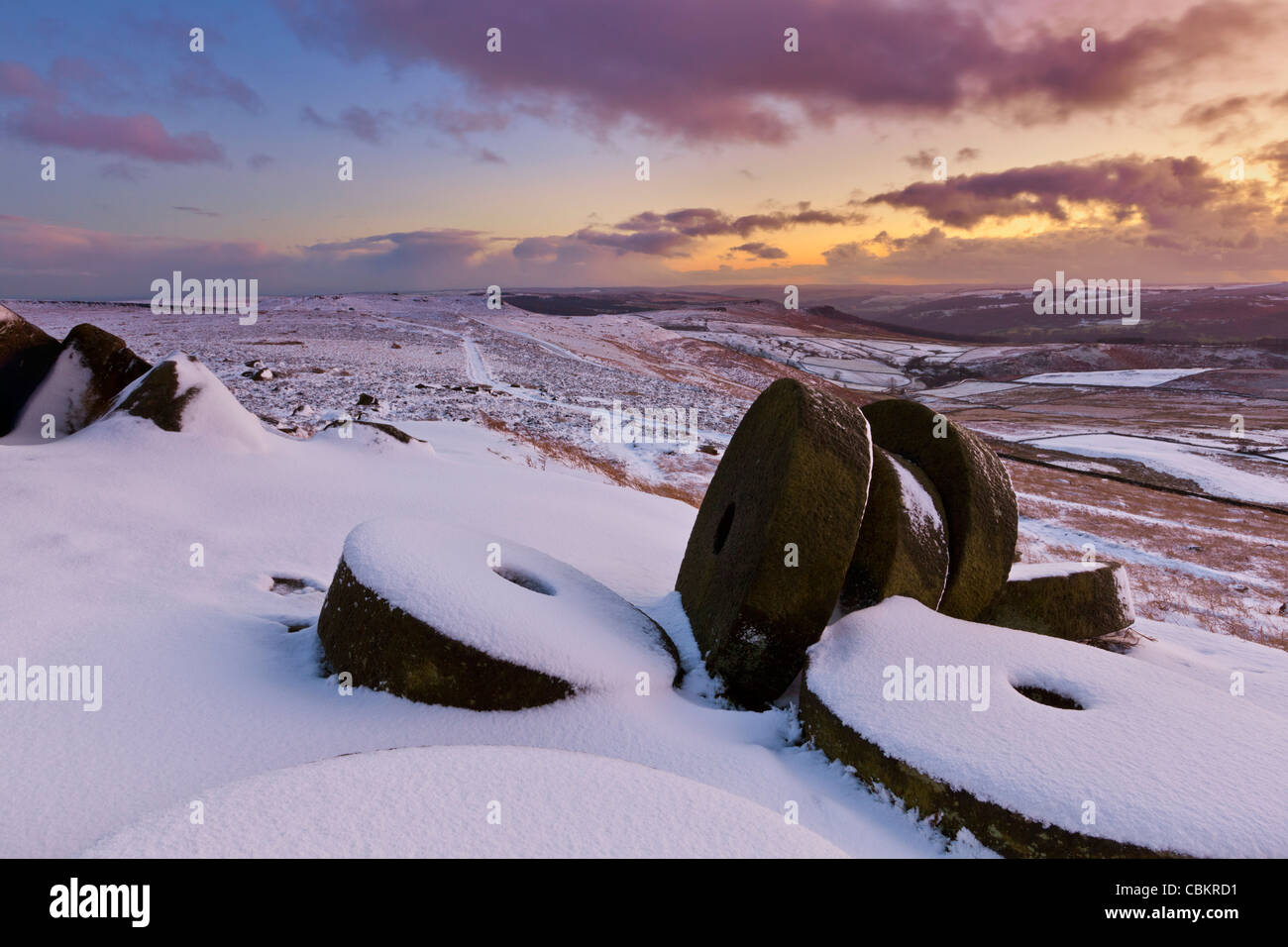 Peak District Stanage Edge Millstones bei Sonnenuntergang am Stanage Edge, Peak District National Park, Derbyshire, England, Großbritannien, GB Europe Stockfoto