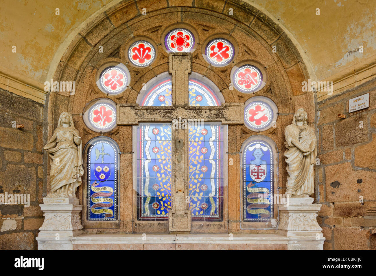 Glasfenster im Scala Sancta Gebäude am St Anne D'Auray, Morbihan, Bretagne, Frankreich Stockfoto