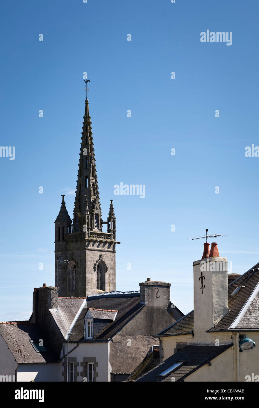 Turm der Kirche über den Dächern der Stadt an der Mur de Bretagne, Bretagne, Frankreich Stockfoto