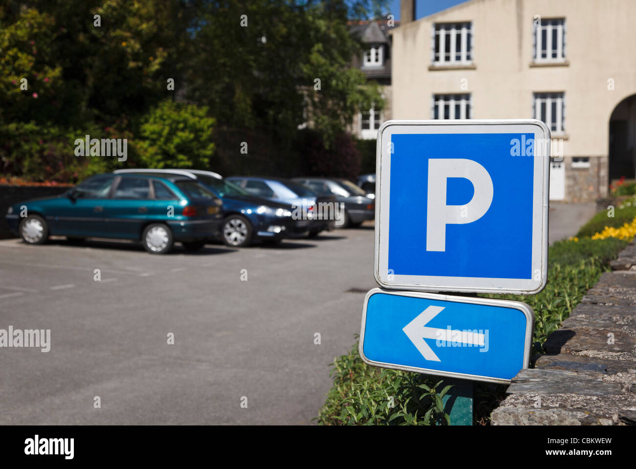 Parkplatz mit Schild Stockfoto