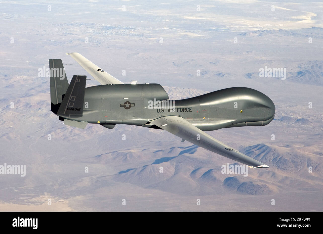 Der RQ-4 Global Hawk ist ein unbemanntes Luftfahrzeug (UAV) in großer Höhe, das von der US Air Force für Aufklärungs-, Überwachungs- und Aufklärungsmissionen eingesetzt wird. Seine fortschrittlichen Sensoren liefern Echtzeitdaten und -Bilder, was sie zu einem wichtigen gut für militärische und humanitäre Operationen macht. Stockfoto