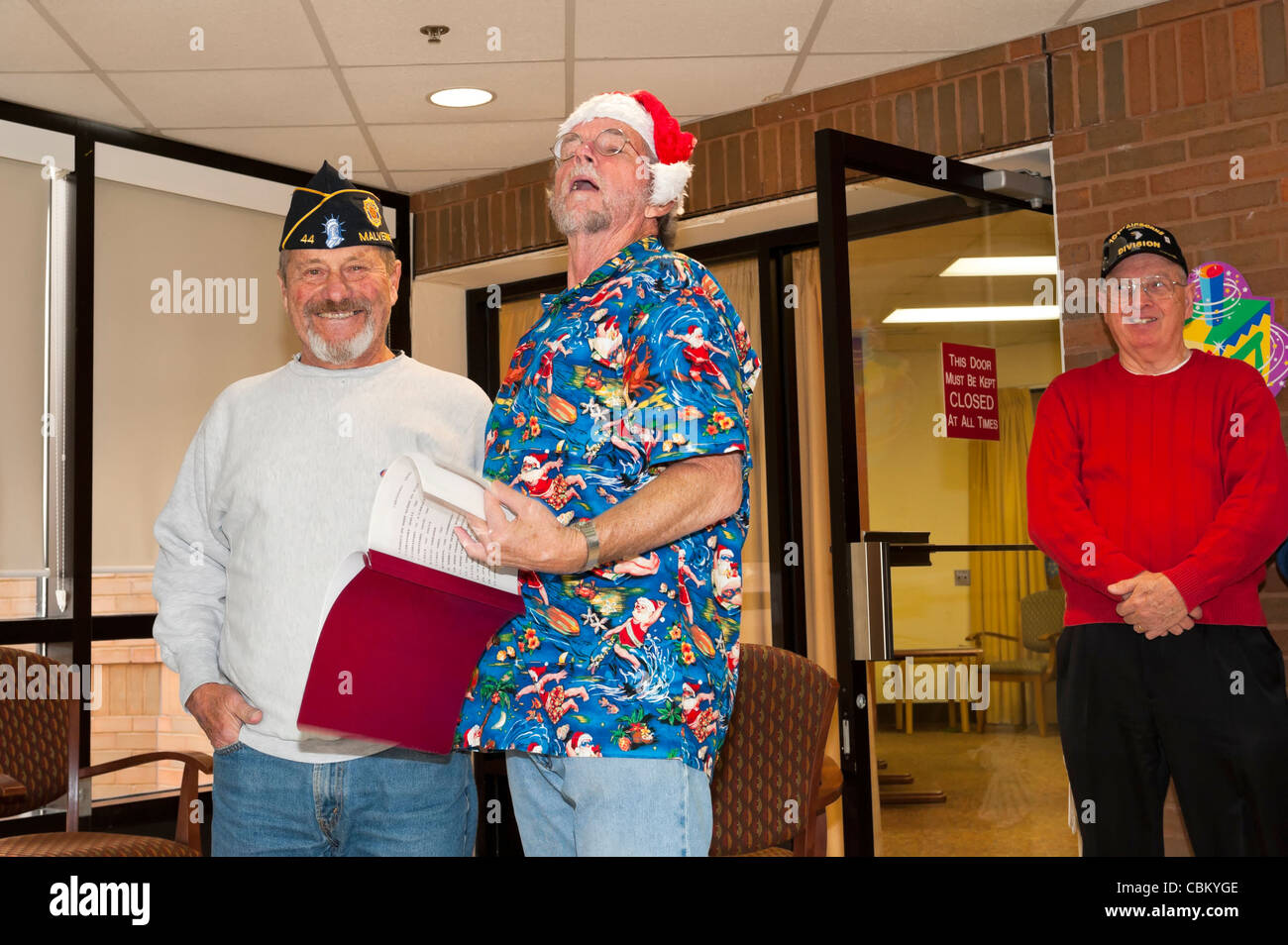 American Legion Mitglieder singen Weihnachtslieder für Veteranen Northport VA Medical Center, New York, USA, am 10. Dezember 2011. Stockfoto