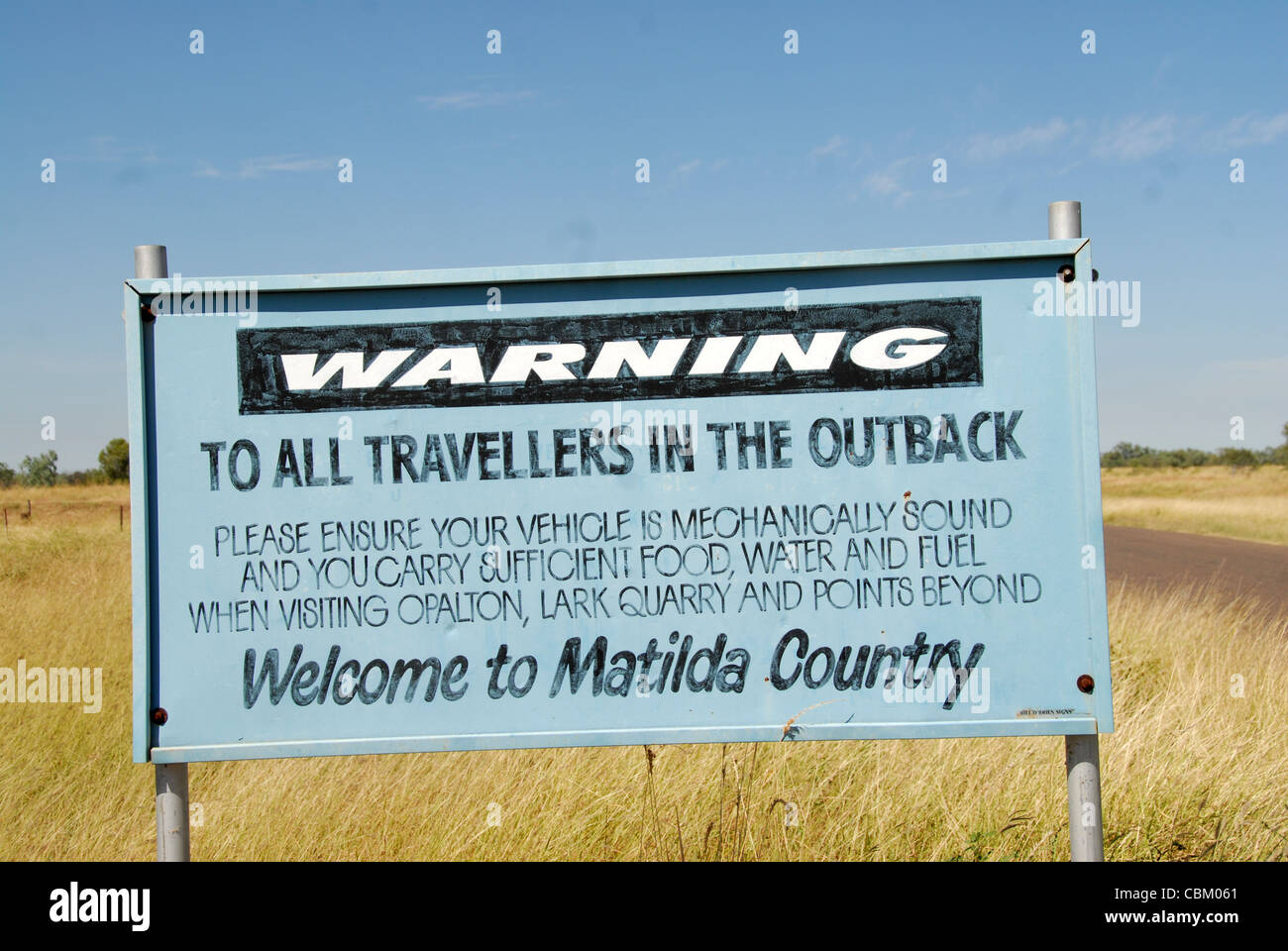 Schild am Anfang der Winton-Jundah Straße in Winton warnt Reisende des Risikos im Outback von Australien Stockfoto