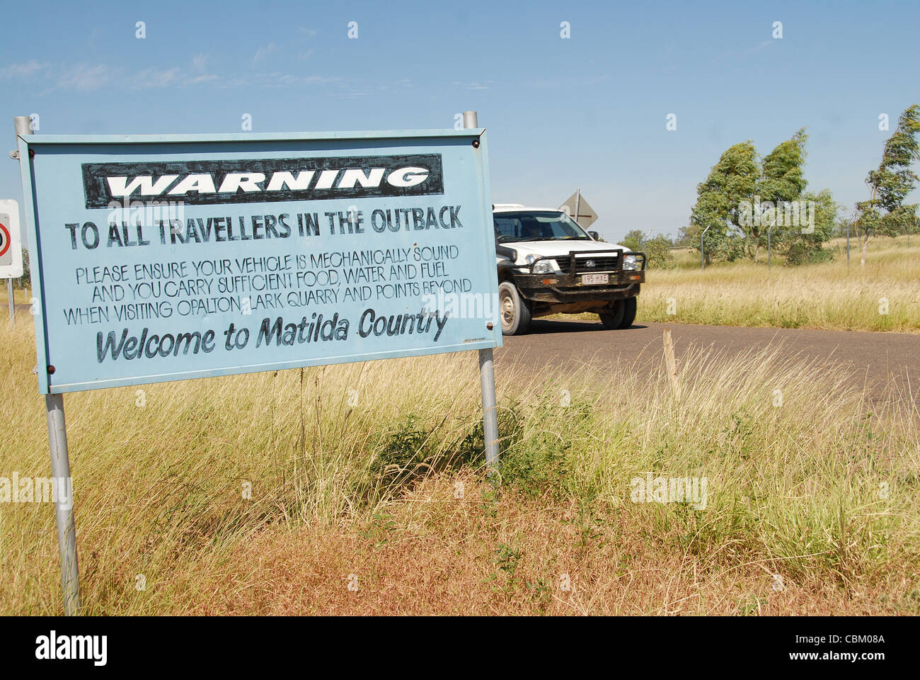 Schild am Anfang der Winton-Jundah Straße in Winton warnt Reisende des Risikos im Outback von Australien Stockfoto