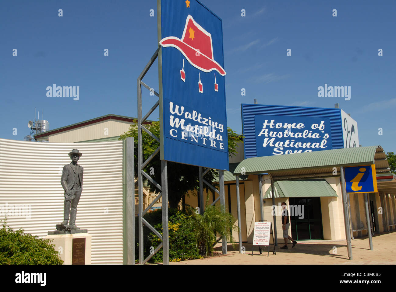 Andrew Barton (Banjo) Paterson (Autor von Waltzing Mathilda) Memorial bei Winton, Queensland Outback, Australien, vor der Zerstörung durch Flammen Stockfoto
