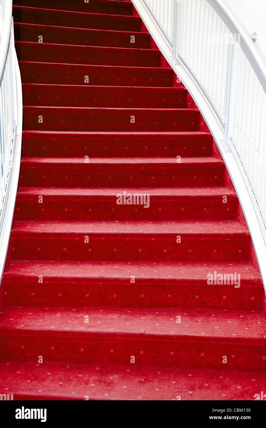 Treppe mit Luxus roten Teppich Stockfoto