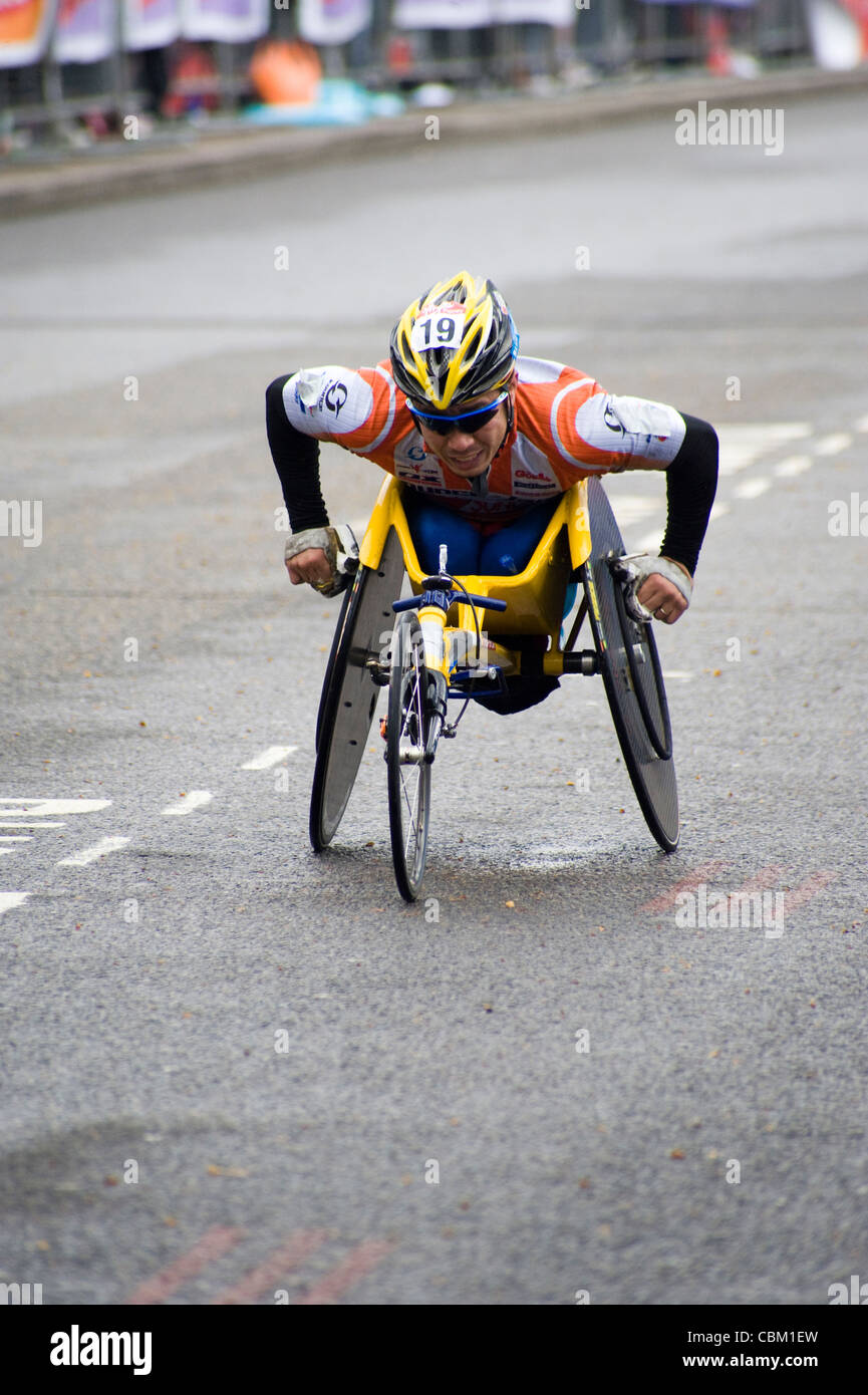 Rollstuhl-Konkurrent beim London-marathon Stockfoto