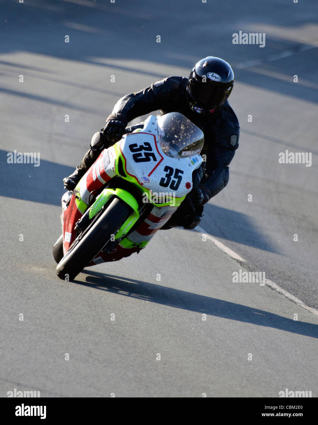 Motorradfahrer mit Geschwindigkeit in Isle Of Man TT-Rennwoche Stockfoto