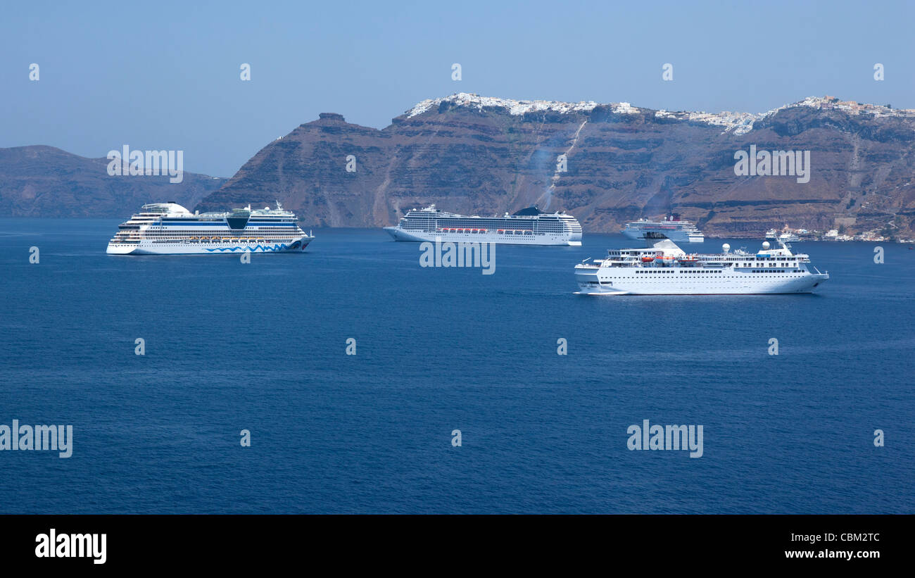 ein Blick von einem Kreuzfahrtschiff auf Santorini Greecewith Kreuzfahrtschiffe Stockfoto