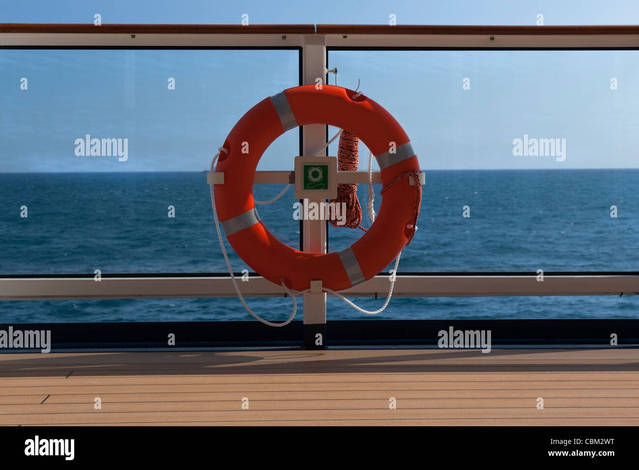 eine Rettung Bouy auf einem Boot auf dem Meer Stockfoto