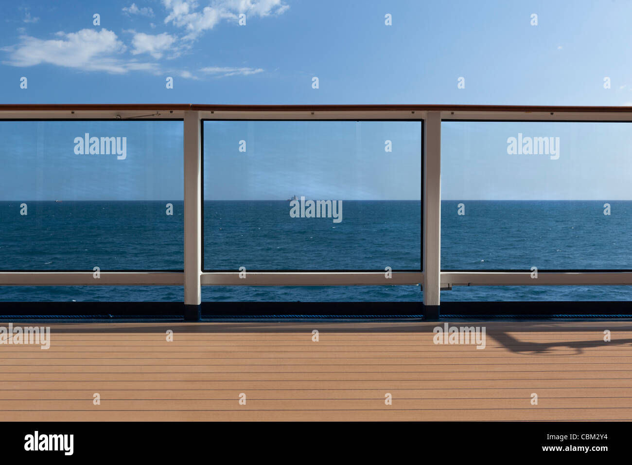 ein Blick aufs Meer von einem Boot durch die Sicherheit-Schiene Stockfoto