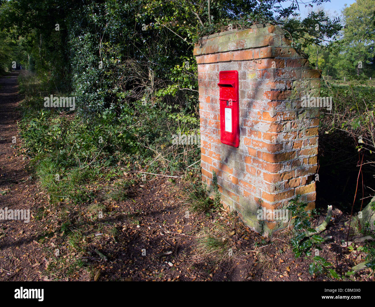 isolierten ländlichen roten Briefkasten Stockfoto