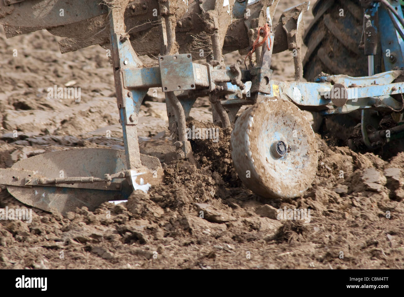 Eine Nahaufnahme von einem Pflug im Einsatz hinter einem Traktor gezogen wird. Stockfoto