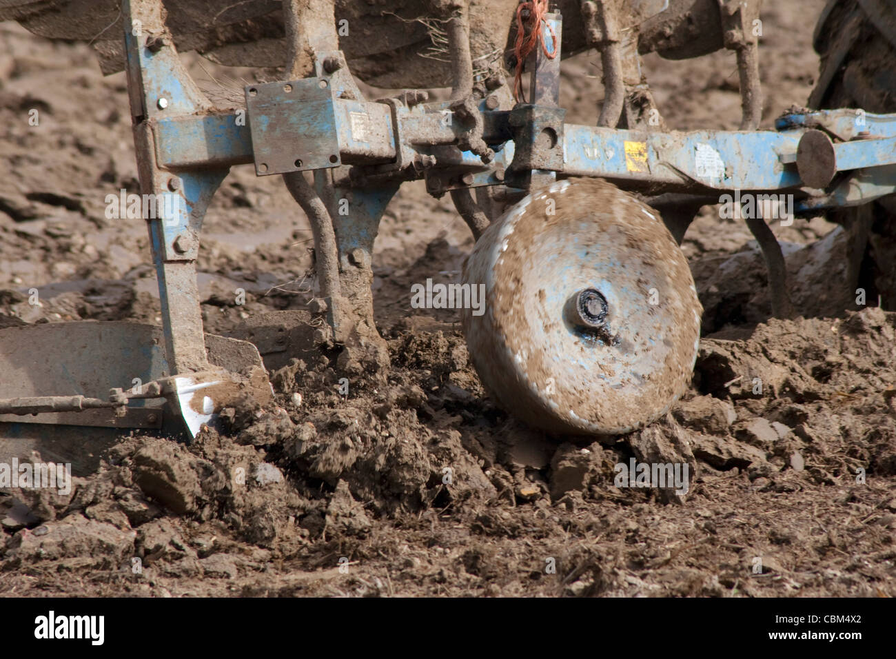 Eine Nahaufnahme von einem Pflug im Einsatz hinter einem Traktor gezogen wird. Stockfoto